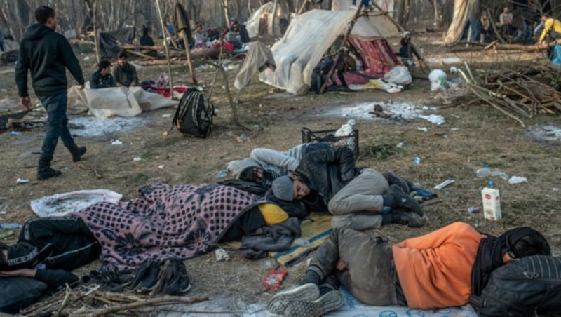 Migranten in der Nähe des Grenzübergangs Edirne (Bild: AFP)