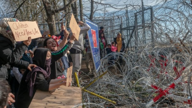Migranten protestieren gegen die griechische Grenzschließung in Pazarkule (Bild: AFP)