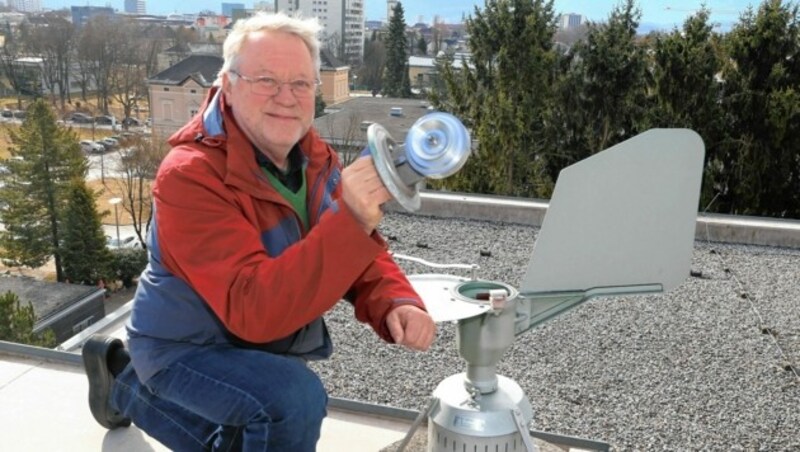 Der Pollen-Experte Helmut Zwander prüft die Messstationen regelmäßig und weiß, was gegen Allergiebeschwerden hilft! (Bild: Rojsek-Wiedergut Uta)