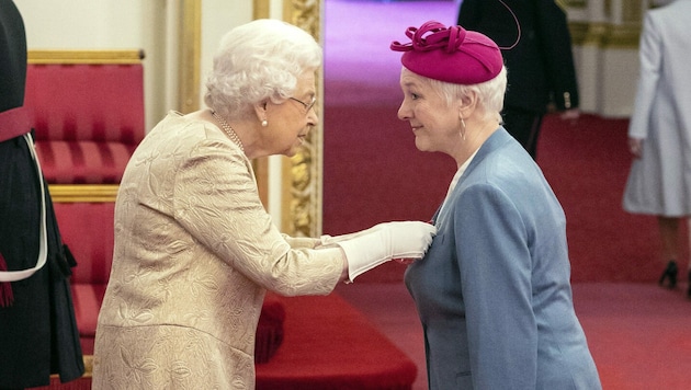 Queen Elizabeth ernennt Susan Lamford zum Officer of the Order of the British Empire. (Bild: AP)