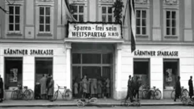 Sparen gleich frei sein - so plakatierte die Kärntner Sparkasse am Weltspartag im Jahr 1955. (Bild: AAvK)