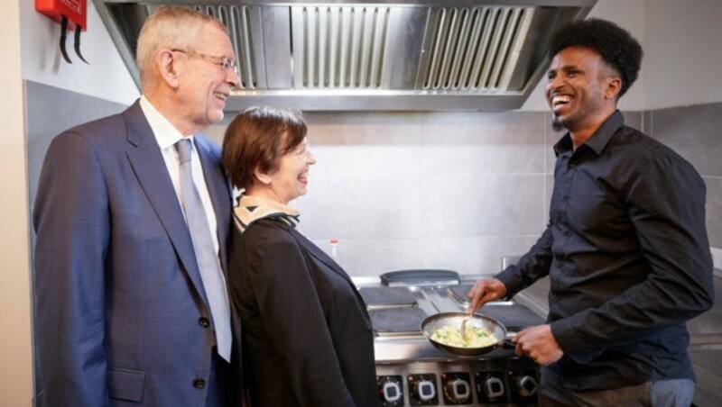 Van der Bellen im „Haus der Menschenrechte“ in Linz: „Da ist schon etwas gelungen“, zeigte sich der Bundespräsident beeindruckt „wie viele Menschen hier Hilfe und Unterschlupf finden“ und auch etwas lernen. (Bild: APA/BUNDESHEER/PETER LECHNER)