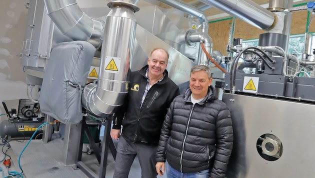 Reinhold Strasser (li.) und Jürgen Schedler eröffnen bald das erste Tierkrematorium Westösterreichs im Tiroler Unterland. (Bild: Christof Birbaumer Kronenzeitung)
