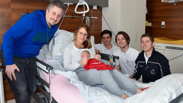 Mathias und Kerstin Lehner mit Baby Charlotte und den Geburtshelfern Dario Stohlawetz, Max Wollendorfer und Dominik Ofner (Bild: Die Johanniter)