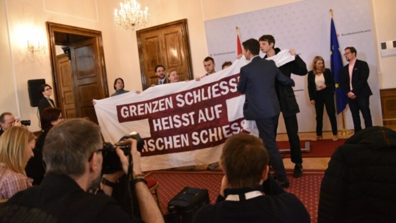 Der Auftritt Raabs wurde von mehreren Aktivisten gestört, die ein Transparenz mit dem Slogan „Grenzen schließen heißt Menschen erschießen“ entrollten. (Bild: APA/SOZIALISTISCHE JUGEND WIEN)