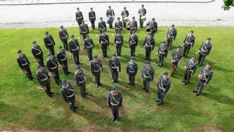 Kapellmeister Pranter und seine Kärntner Militärmusiker proben fleißig für die Auftritte im Konzerthaus und Stadion. (Bild: Militärmusik Kärnten)