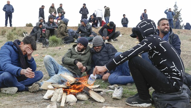 Migranten in der türkischen Provinz Edirne an der Grenze zu Griechenland (Bild: The Associated Press)