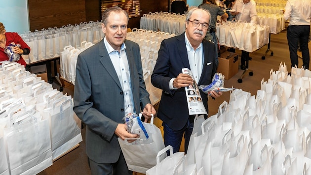 Ärztekammerpräsident Herwig Lindner und Vizepräsident Norbert Meindl begannen am Donnerstag mit der Verteilung von Säckchen mit den Schutzmasken. (Bild: Harry Schiffer Photodesign)