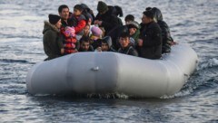 Ein Boot mit Flüchtlingen bei Lesbos (Archivbild) (Bild: AFP)