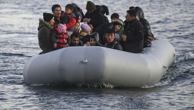 Ein Boot mit Flüchtlingen bei Lesbos (Archivbild) (Bild: AFP)