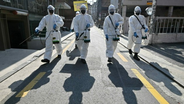 In Seoul wird großflächig desinfiziert. (Bild: AFP)