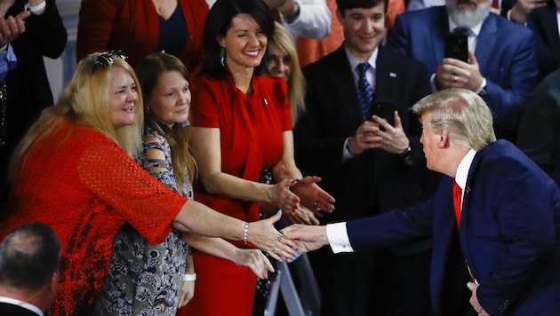 Donald Trump behält das Händeschütteln von Unterstützern bei. (Bild: AP)
