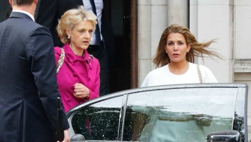 Prinzessin Haya Bint al-Hussein von Jordanien (re.) mit ihrer Anwältin Fiona Shackleton (Bild: AFP)