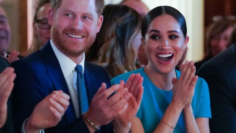 Prinz Harry und Herzogin Meghan bei der Preisverleihung in London (Bild: AFP)