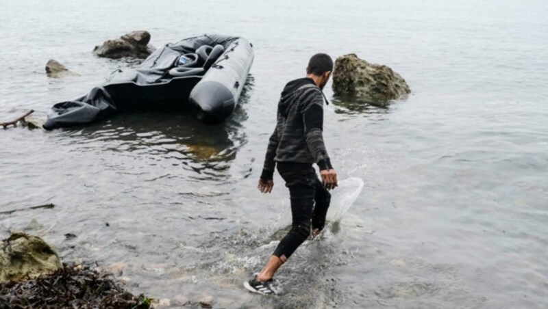 Ein Migrant nach seiner Ankunft auf Lesbos (Bild: AP)