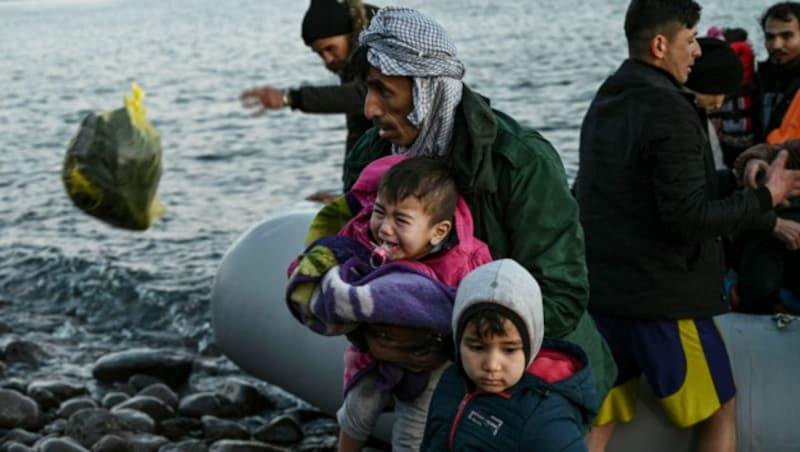 Immer wieder landen Flüchtlinge in kleinen Booten auf den griechischen Ägäisinseln. Die Regierung in Athen will nun mit Beschränkungen des Bootsverkehrs dagegen vorgehen. (Bild: AFP)