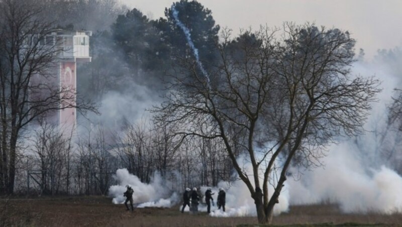 Die türkisch-griechische Grenze bei Kastanies: Von der türkischen Seite wurde am Freitag mit Tränengas auf die griechische Seite gefeuert. (Bild: AP)