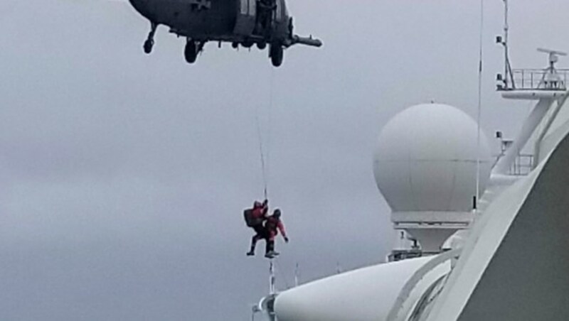 Soldaten der Nationalgarde seilten sich an Bord der Grand Princess ab, um Coronavirus-Testkits auf das Kreuzfahrtschiff zu bringen. (Bild: AP)