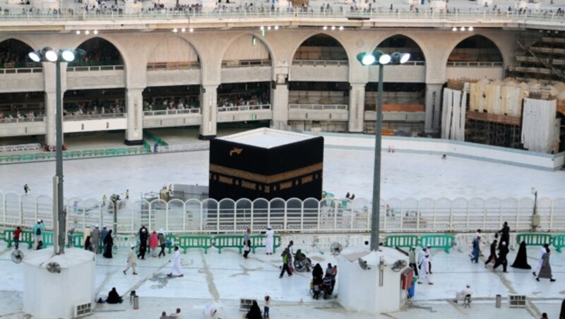 In der saudischen Stadt Mekka wurde im März die Kabaa gesperrt, um großflächig zu desinfizieren. (Bild: AFP)