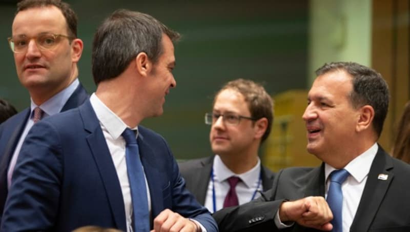 EU-Gesundheitsminister bei einem Treffen in Brüssel - statt Hände geschüttelt werden Ellbogen ge„checkt“. (Bild: AP)