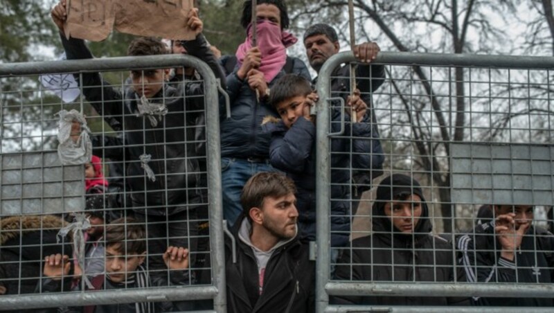 Flüchtlinge warten in der „Pufferzone“ an der griechisch-türkischen Grenze bei Pazarkule/Edirne auf ihre Einreise nach Griechenland. (Bild: AFP)