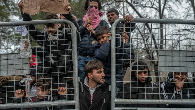 Flüchtlinge warten in der „Pufferzone“ an der griechisch-türkischen Grenze bei Pazarkule/Edirne auf ihre Einreise nach Griechenland. (Bild: AFP)
