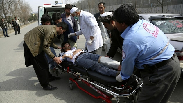 Terroranschlag bei einer Gedenkveranstaltung in Kabul: Lauf offiziellen Angaben haben auch Regierungsvertreter an der Kundgebung teilgenommen. (Bild: AP)