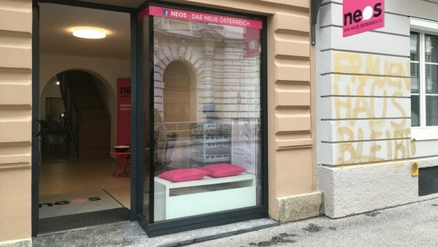 Ein Nebengebäude der NEOSphäre Salzburg - dem Hauptsitz der NEOS in Salzburg - ist mit einem goldenen Schriftzug „Frauenhaus bleibt!“ versehen worden (Bild: Neos)