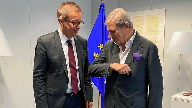 Rudolf Anschober und Kommissar Johannes Hahn scherzen über den auch schon in Brüssel gängigen „Ellenbogen-Gruß“. (Bild: Sozialministerium)