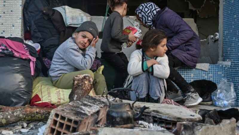 Mehr als 6000 Kinder werden in den Camps auf den griechischen Inseln vermutet. (Bild: AFP)