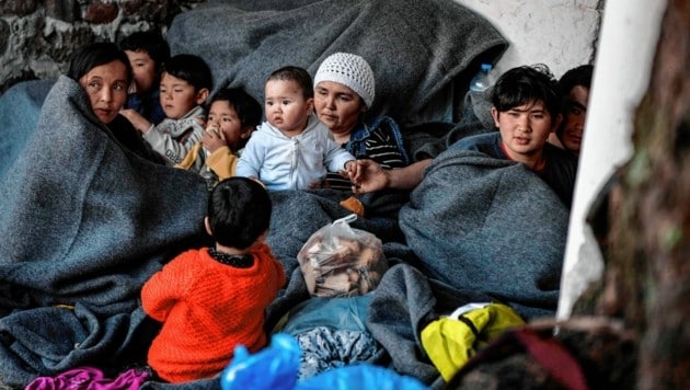 Schlafen unter der Brücke: Flüchtlinge im Niemandsland an der türkischen Grenze zu Griechenland (Bild: AFP)