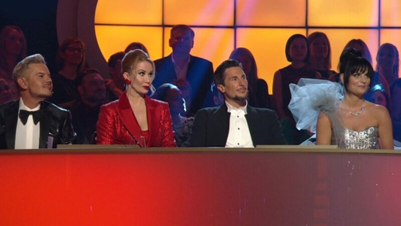 Die „Dancing Stars“-Jury: Dirk Heidemann, Karina Sarkissova, Balazs Ekker und Nicole Hansen (Bild: ORF)