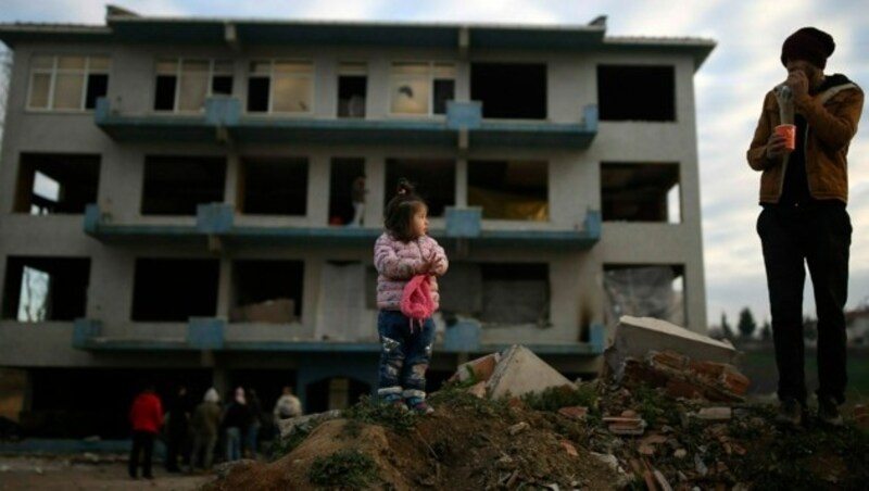 In Edirne nahe der Grenze zu Griechenland versuchen Flüchtlinge ein Dach über dem Kopf zu bekommen - wie in diesem sonst leer stehenden Gebäude. (Bild: AP)