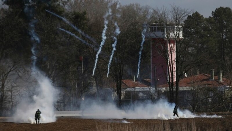 Seit Tagen liefern sich die griechische Armee und Migranten auf der türkischen Seite Auseinandersetzungen - Tränengas inklusive. Auch Feuerwehrleute sind im Einsatz. (Bild: AP)