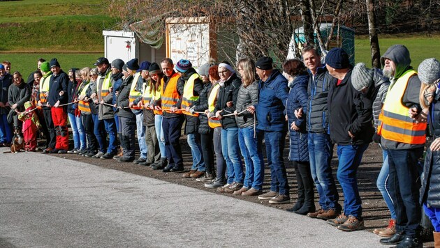 Mit einer Menschenkette blockierten die Gegner die Rodung am Rengerberg in Bad Vigaun. (Bild: Markus Tschepp)