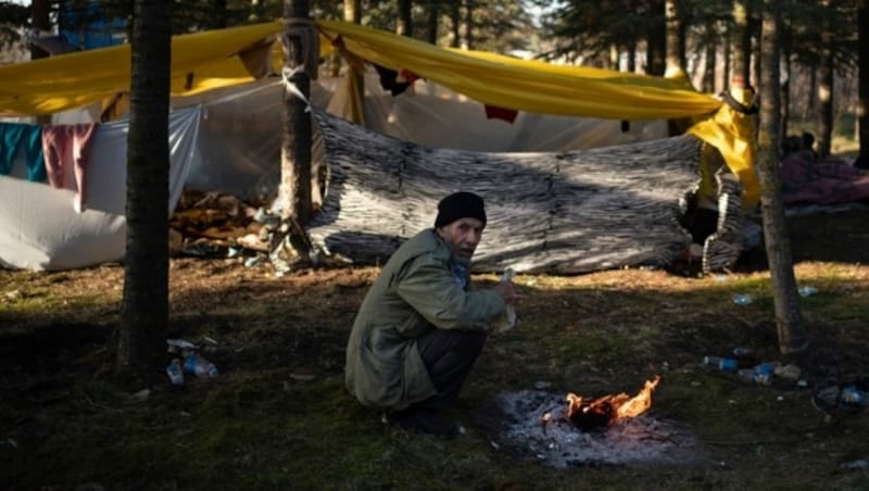 Die Flüchtlinge campieren bei Edirne zum Teil im Wald und unter Planen. (Bild: AP)