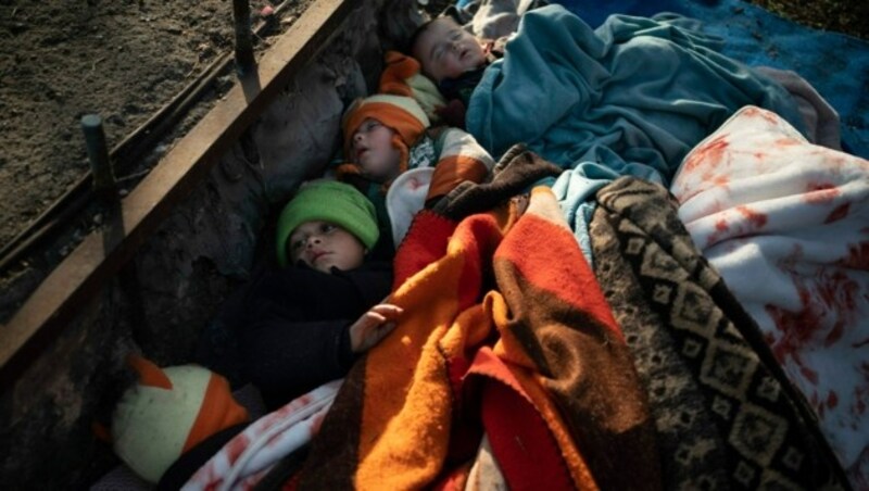 Syrische Kinder in der Nähe von Edirne in der Nähe der griechischen Grenze (Bild: AP)