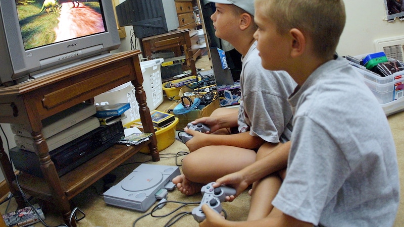 Kinder spielen mit einer „PlayStation“. (Bild: AFP)