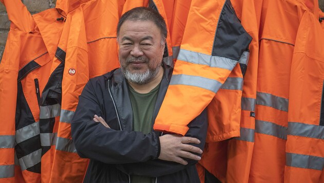 Der Künstler Ai Weiwei mit einem seiner jüngsten Werke mit dem Titel „Safety Jackets Zipped The Other Way“ (Bild: AFP)