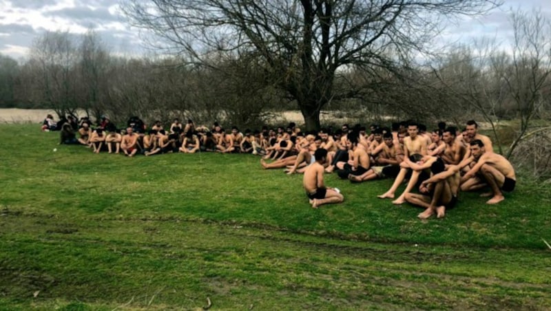 Dieses Foto der türkischen Nachrichtenagentur IHA vom 5. März soll eine Gruppe Männer zeigen, die von griechischen Sicherheitskräften ohne ihre Kleider wieder über die Grenze zurückgeschickt worden sein sollen. (Bild: IHA via AP)