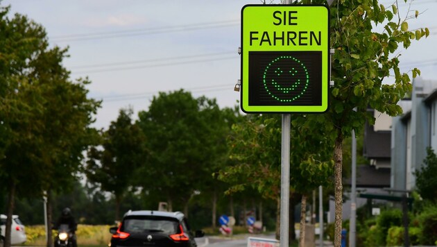 Grüne Smileys gibt es für alle, die das Tempolimit einhalten (Bild: Huber Patrick)