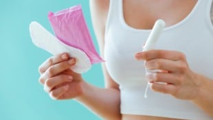 Neben den Tampons gibt es noch unzählige andere Menstruationsartikel wie etwa die Menstruationstasse oder Periodenunterwäsche. (Bild: stock.adobe.com)