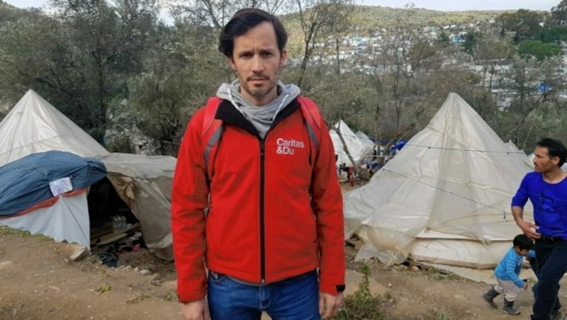 Klaus Schwertner im völlig überfüllten Flüchtlingslager auf Lesbos (Bild: Caritas)