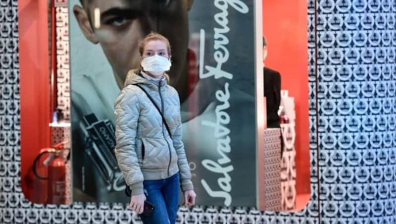 Eine Frau mit Schutzmaske am Bahnhof von Mailand (Bild: AFP or licensors)