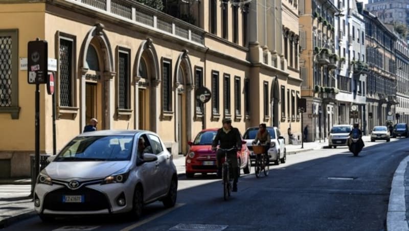 Nur wenige Menschen wagen sich im sonst geschäftigen Mailand auf die Straße. (Bild: AFP)