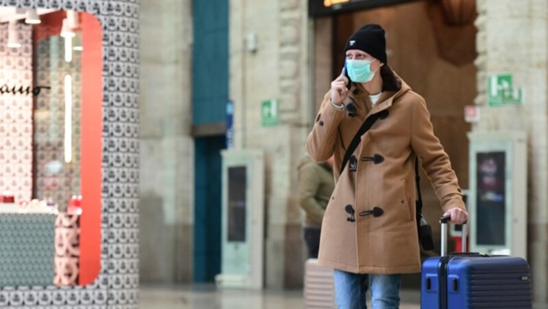 Ohne Schutzmaske wagt sich in Italien kaum jemand auf die Straße. (Bild: AFP)