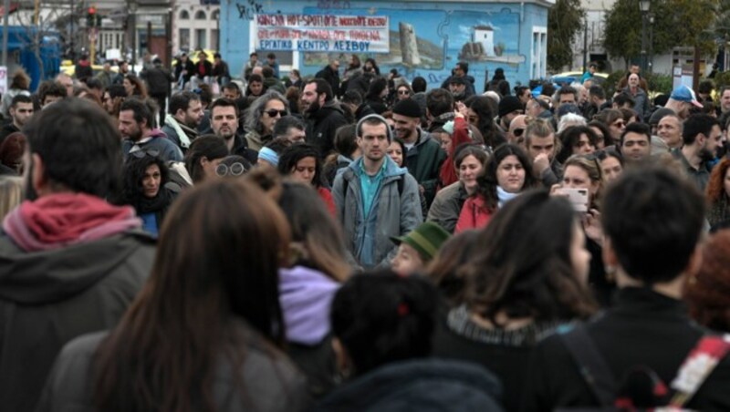 Hunderte nahmen in Mytilini auf Lesbos an einer antifaschistischen Demo teil, um die Solidarität mit den Flüchtlingen zu zeigen und ein Zeichen gegen die Rechtsradikalen zu setzen. (Bild: AFP)