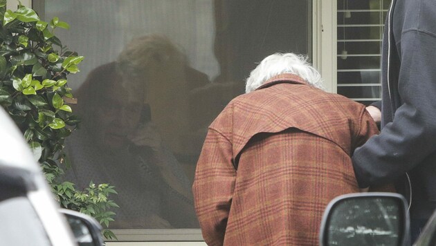 Charlie Campbell spricht mit seiner gebrechlichen Frau, die gestützt werden muss, durchs Telefon. (Bild: AFP)
