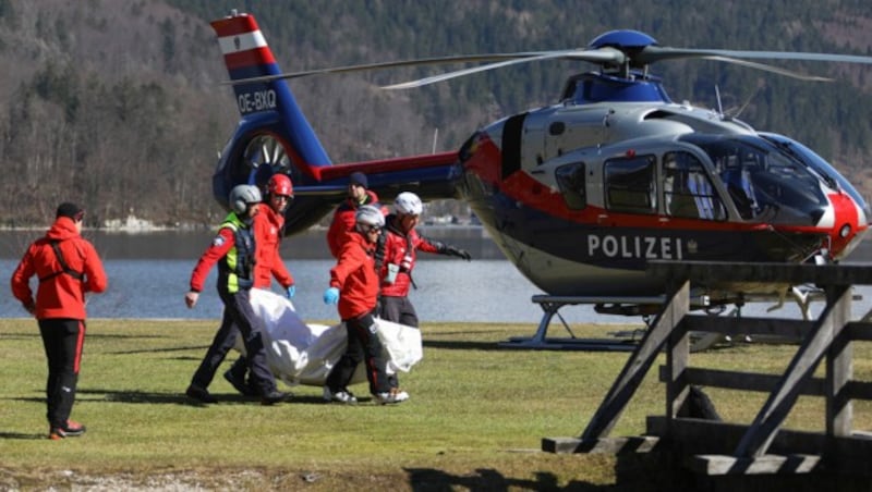 Per Helikopter wurden die Opfer nach dem Lawinenabgang am Dachstein geborgen und ins Tal gebracht. (Bild: APA/MATTHIAS LAUBER)