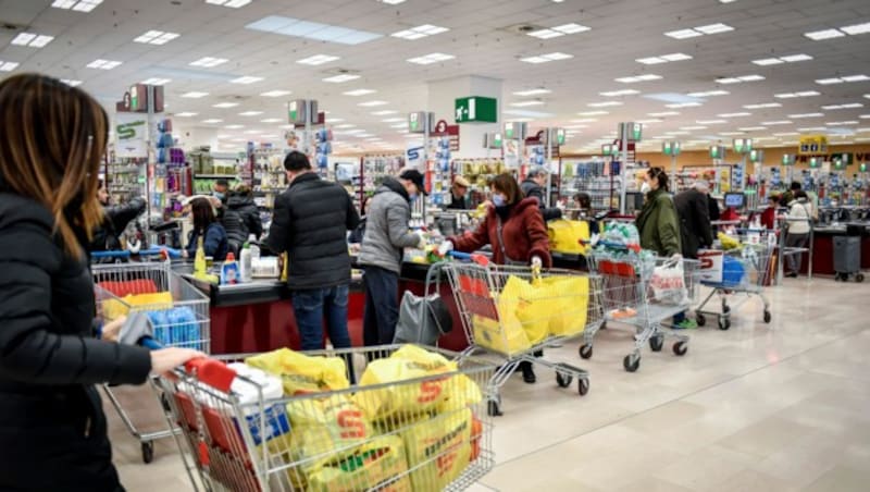 Ein Supermarkt in Mailand (Bild: Claudio Furlan/LaPresse via AP)